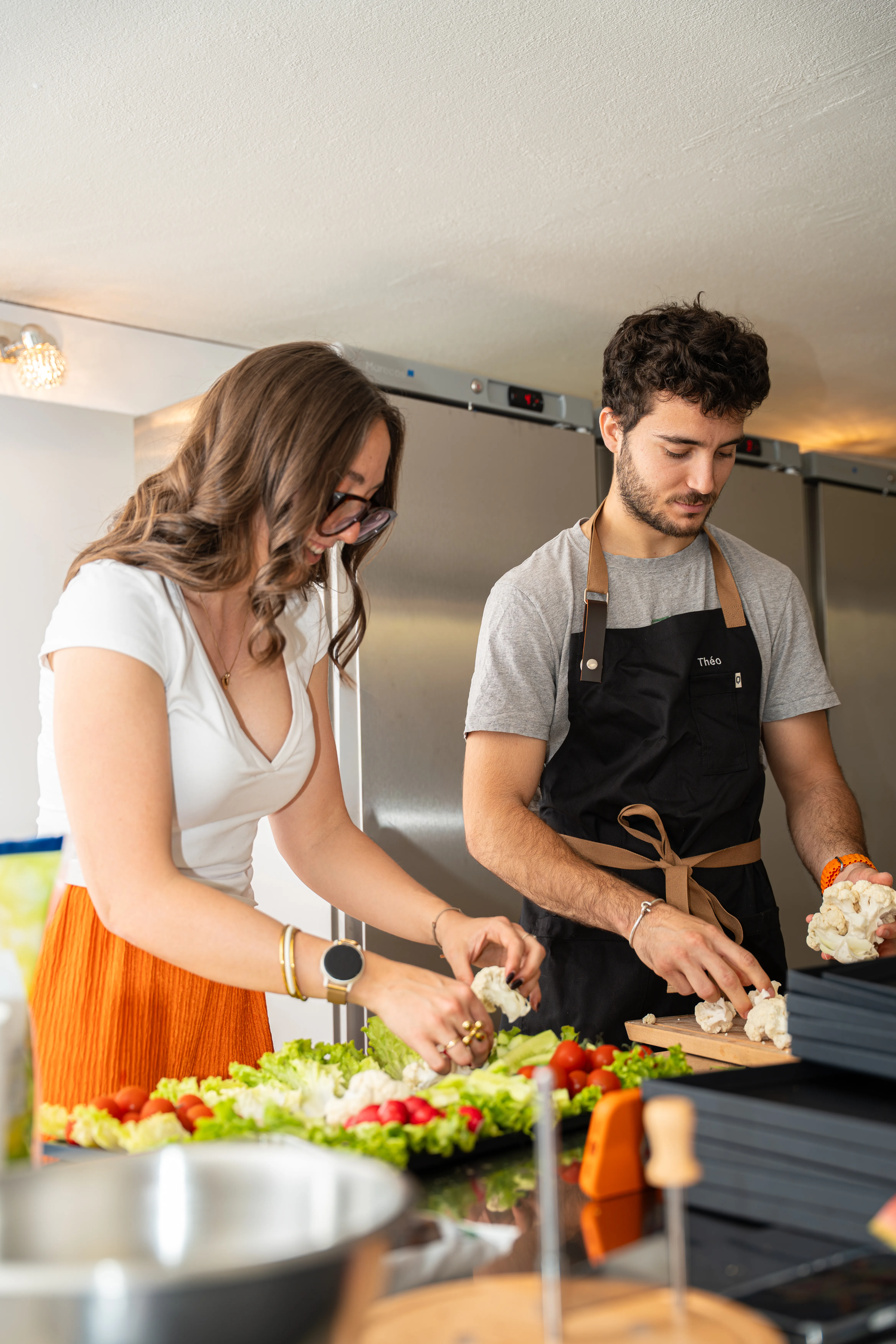 L'équipe Aperitiu préparant les planches en cuisine